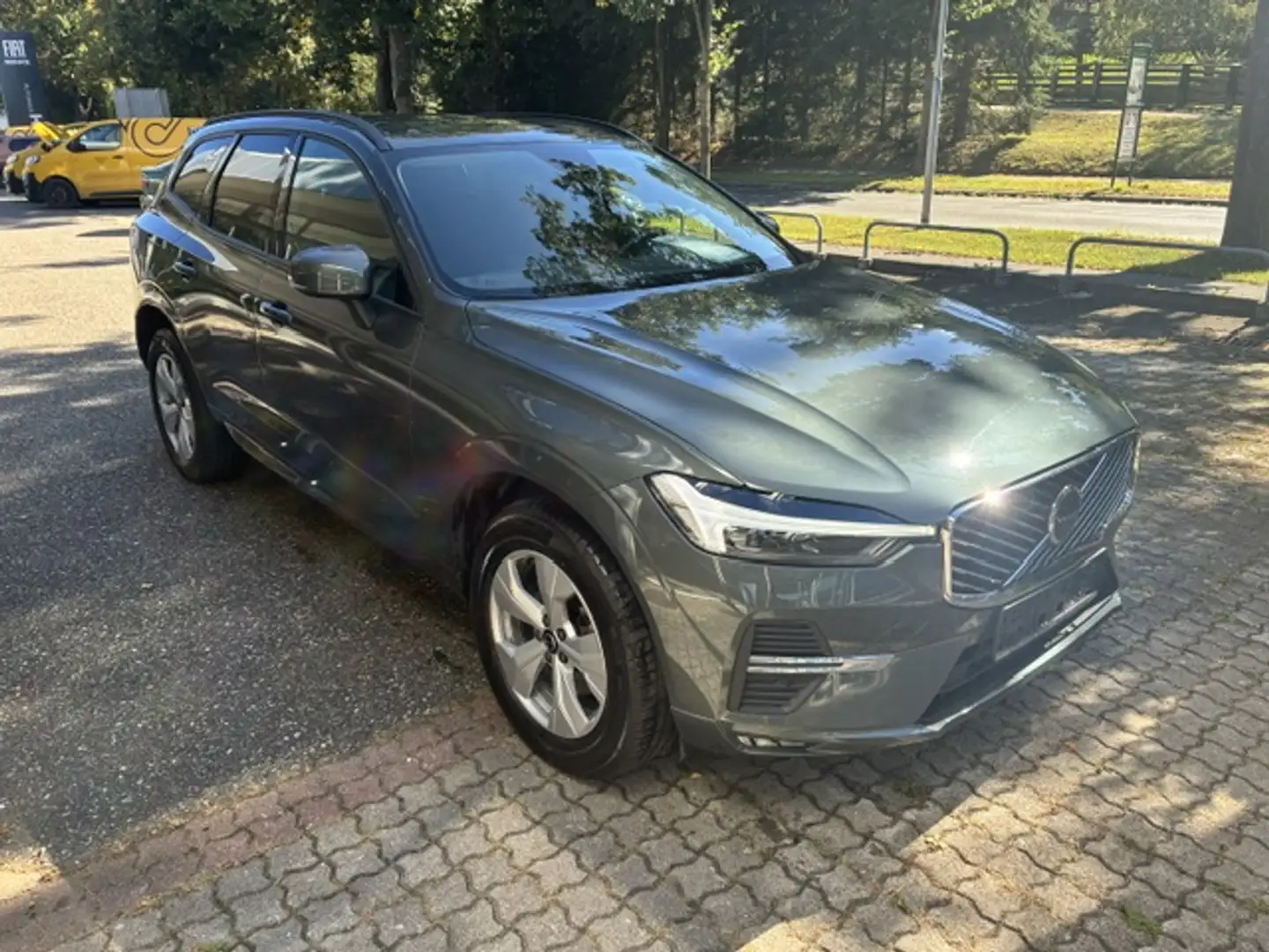 Volvo XC60 B5 AWD Core Aut. *RFK*SZH*LHZ*LED* Grün - 1
