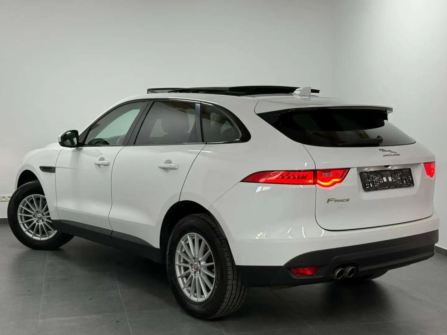 Jaguar F-Pace 2.0 D - EU6 - 1erMain - Boite auto - Toit pano Blanc - 2