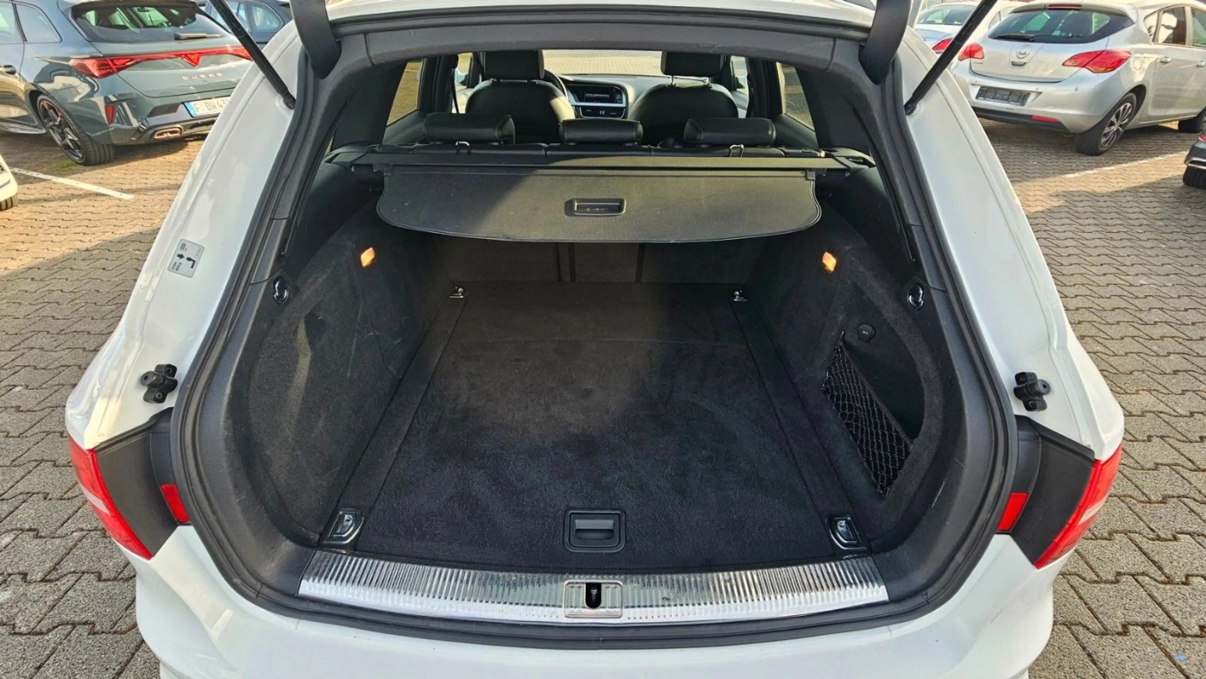 Audi A4 S-line Sportpaket / plus quattro / Xenon / Navi — photo 11