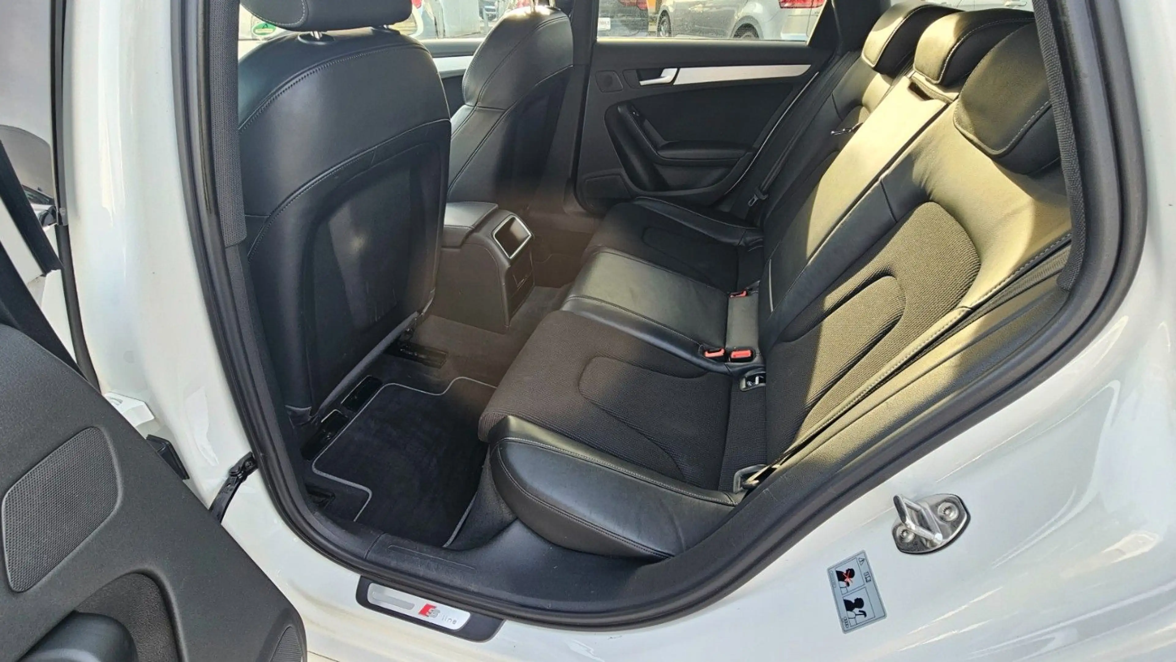 Audi A4 S-line Sportpaket / plus quattro / Xenon / Navi — photo 8