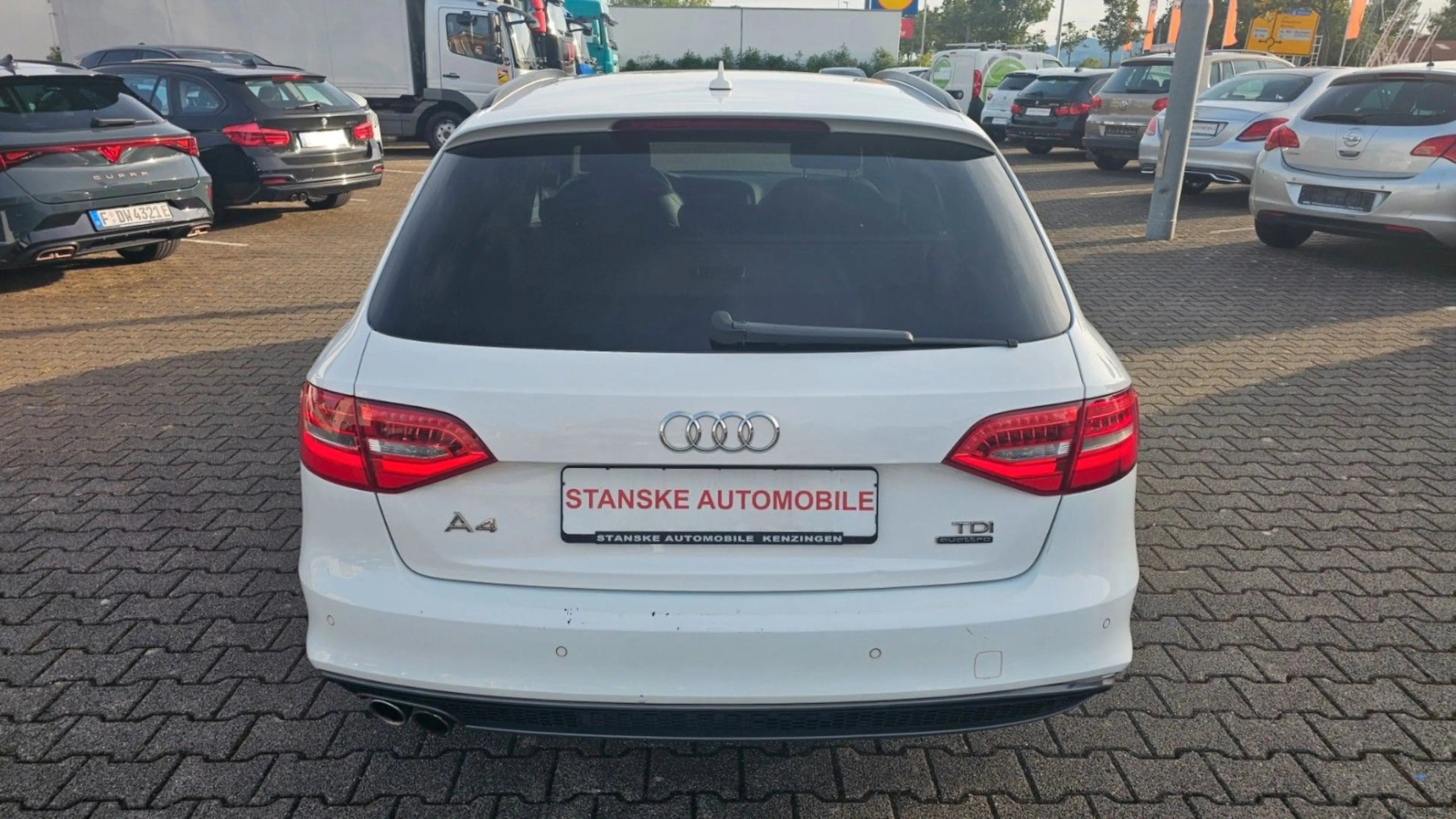 Audi A4 S-line Sportpaket / plus quattro / Xenon / Navi — photo 5