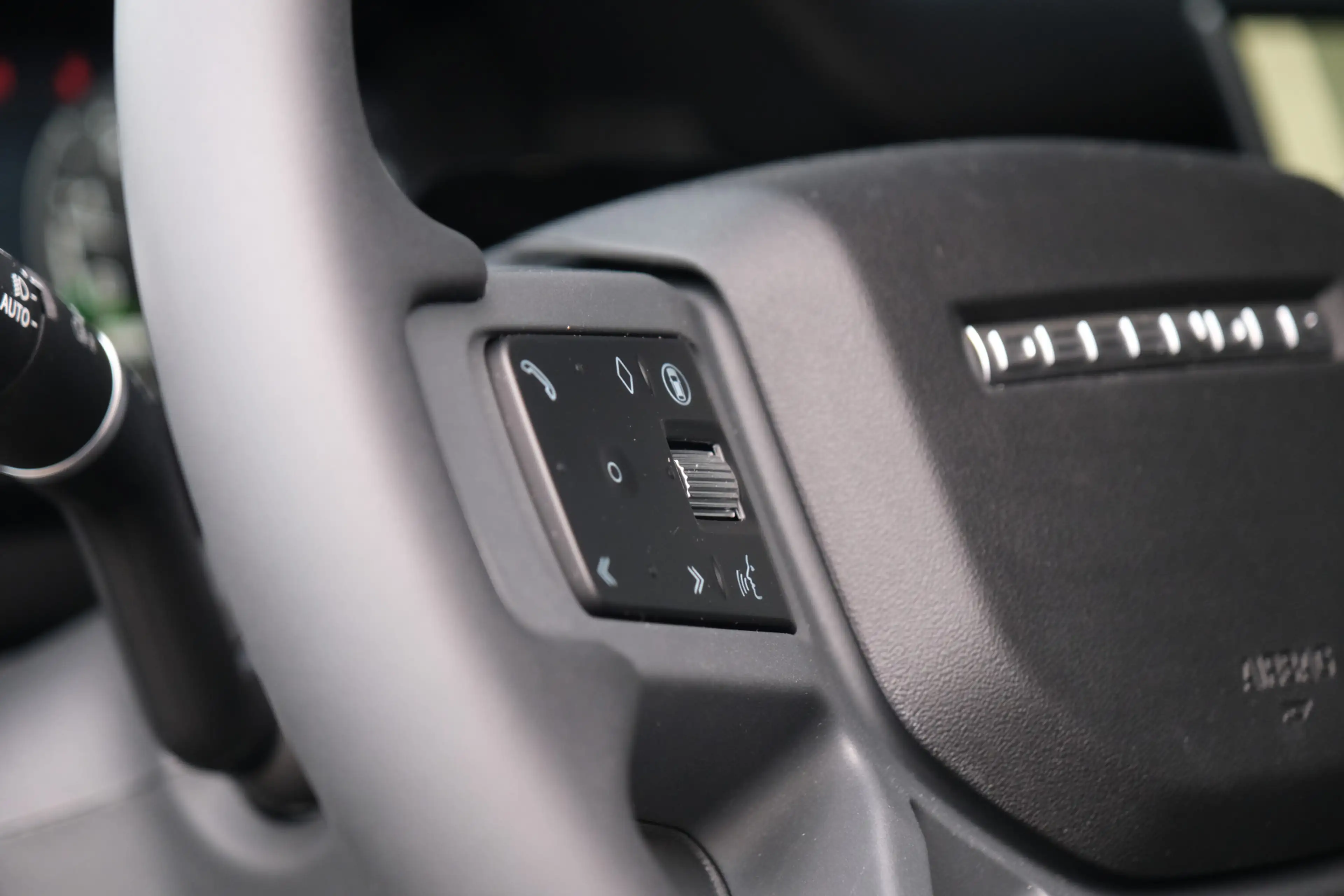 Land Rover Defender 110 2.0 P300e 110 X-Dynamic SE | Head-Up | Trekhaa — photo 20