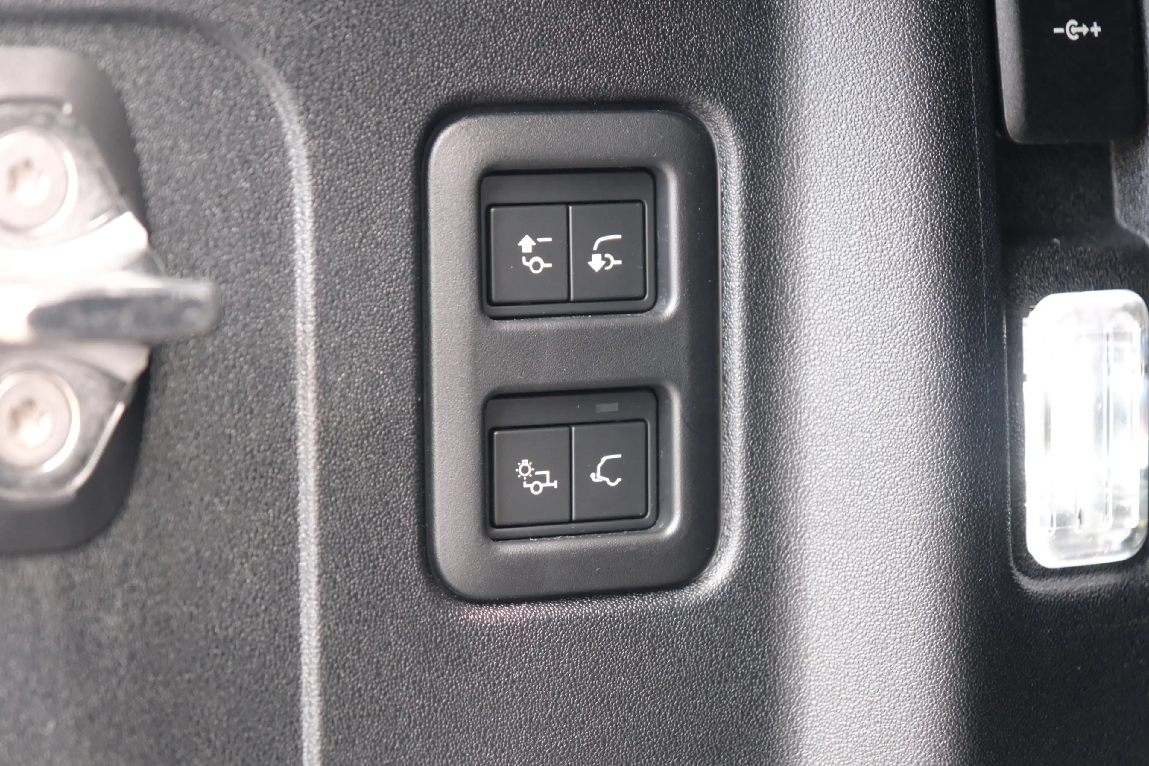 Land Rover Defender 110 2.0 P300e 110 X-Dynamic SE | Head-Up | Trekhaa — photo 25
