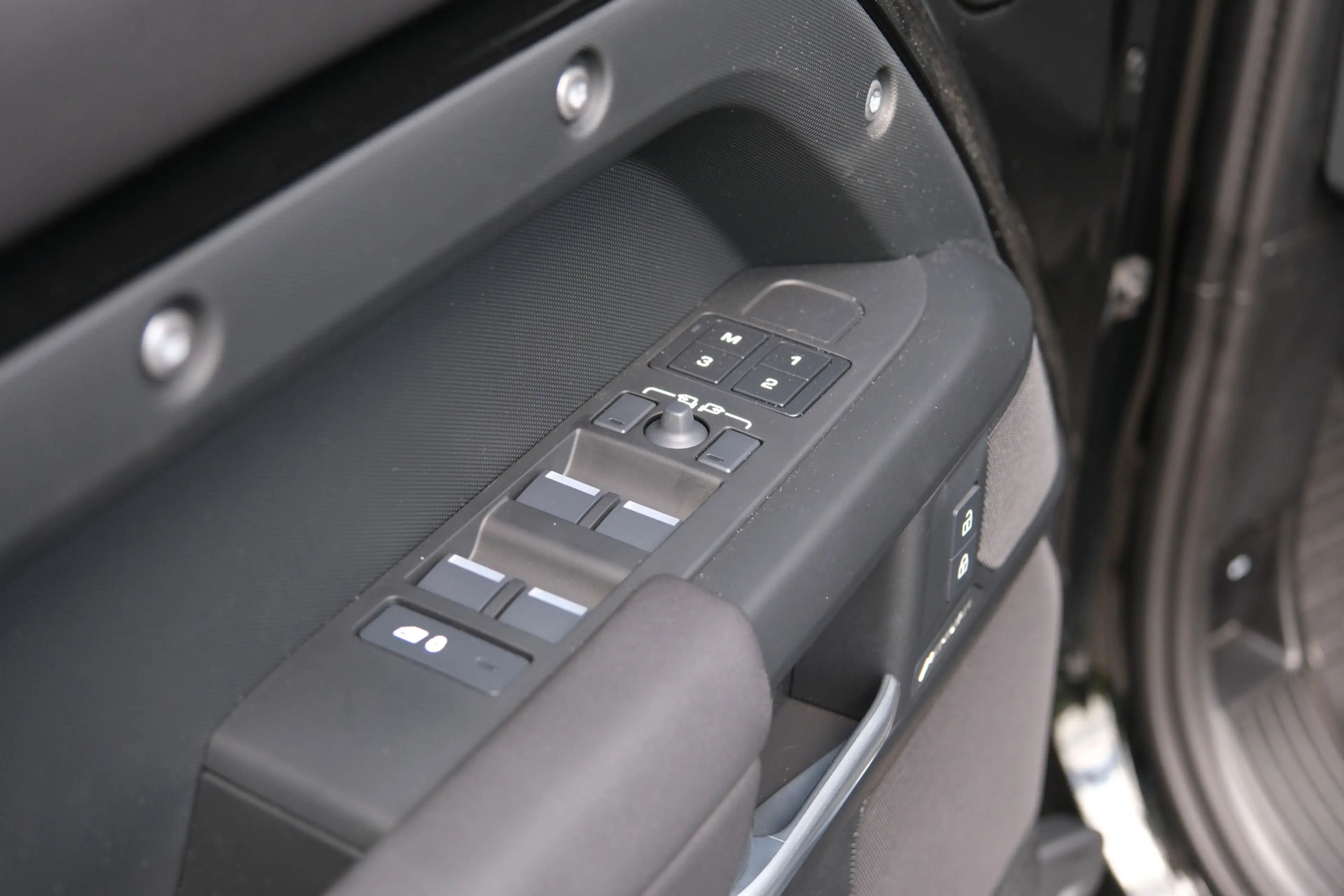 Land Rover Defender 110 2.0 P300e 110 X-Dynamic SE | Head-Up | Trekhaa — photo 17