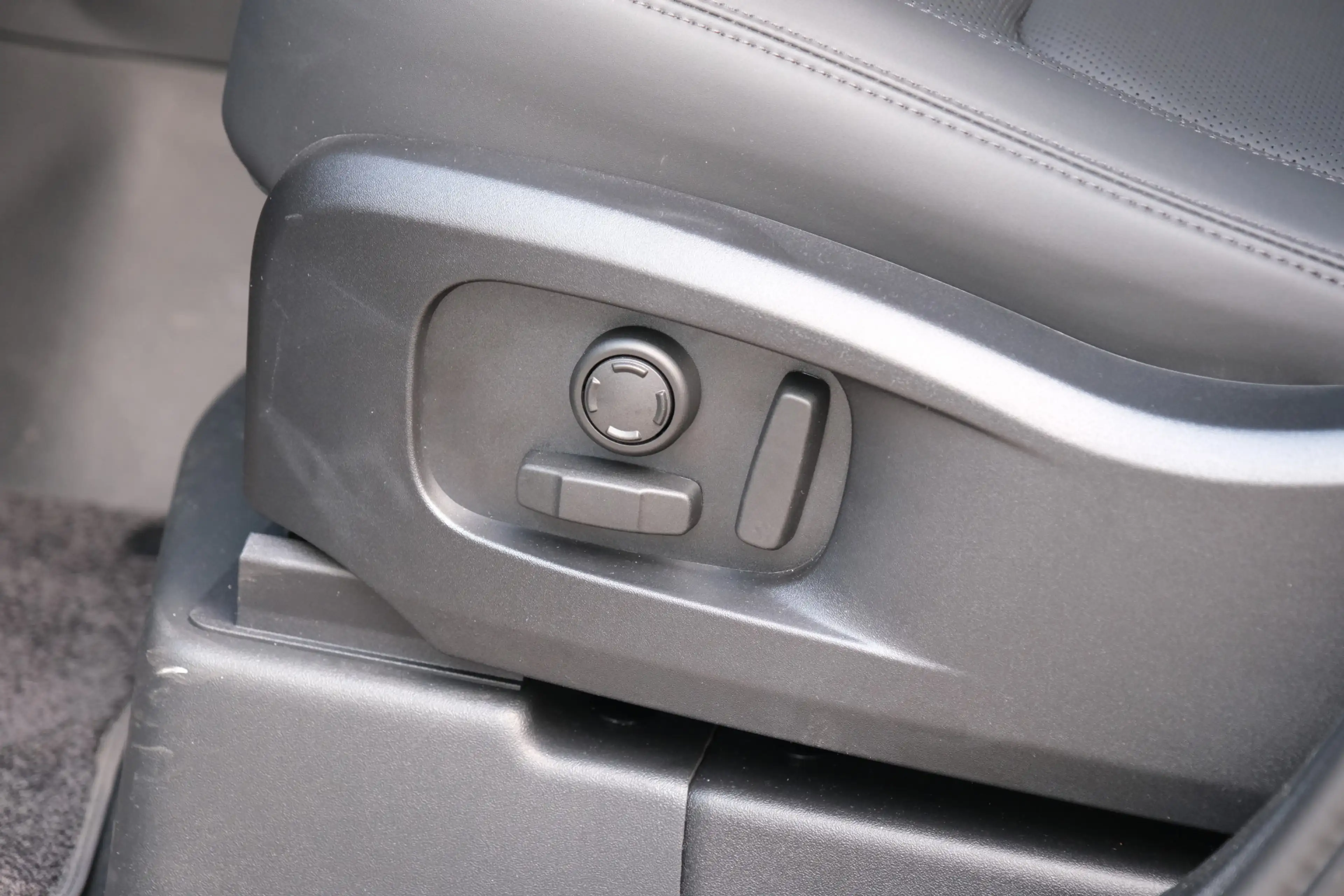Land Rover Defender 110 2.0 P300e 110 X-Dynamic SE | Head-Up | Trekhaa — photo 16