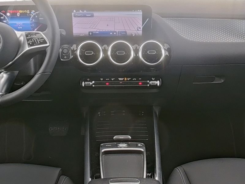 Mercedes-Benz GLA 200 Progressive Pano/Kamera/MBUX/LED/18"/DAB — photo 4
