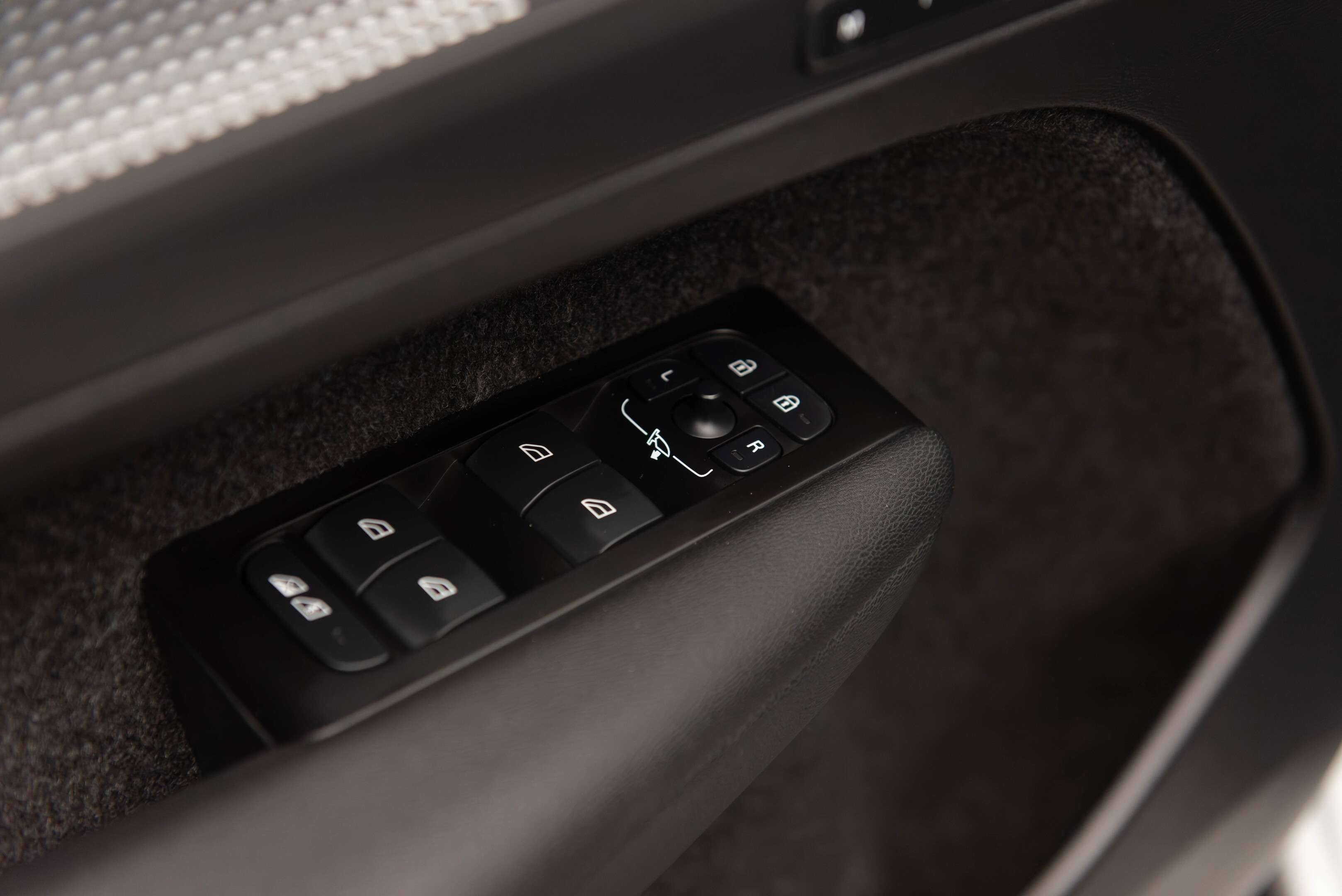 2022 Volvo XC40 P8 eAWD Core thumb 14