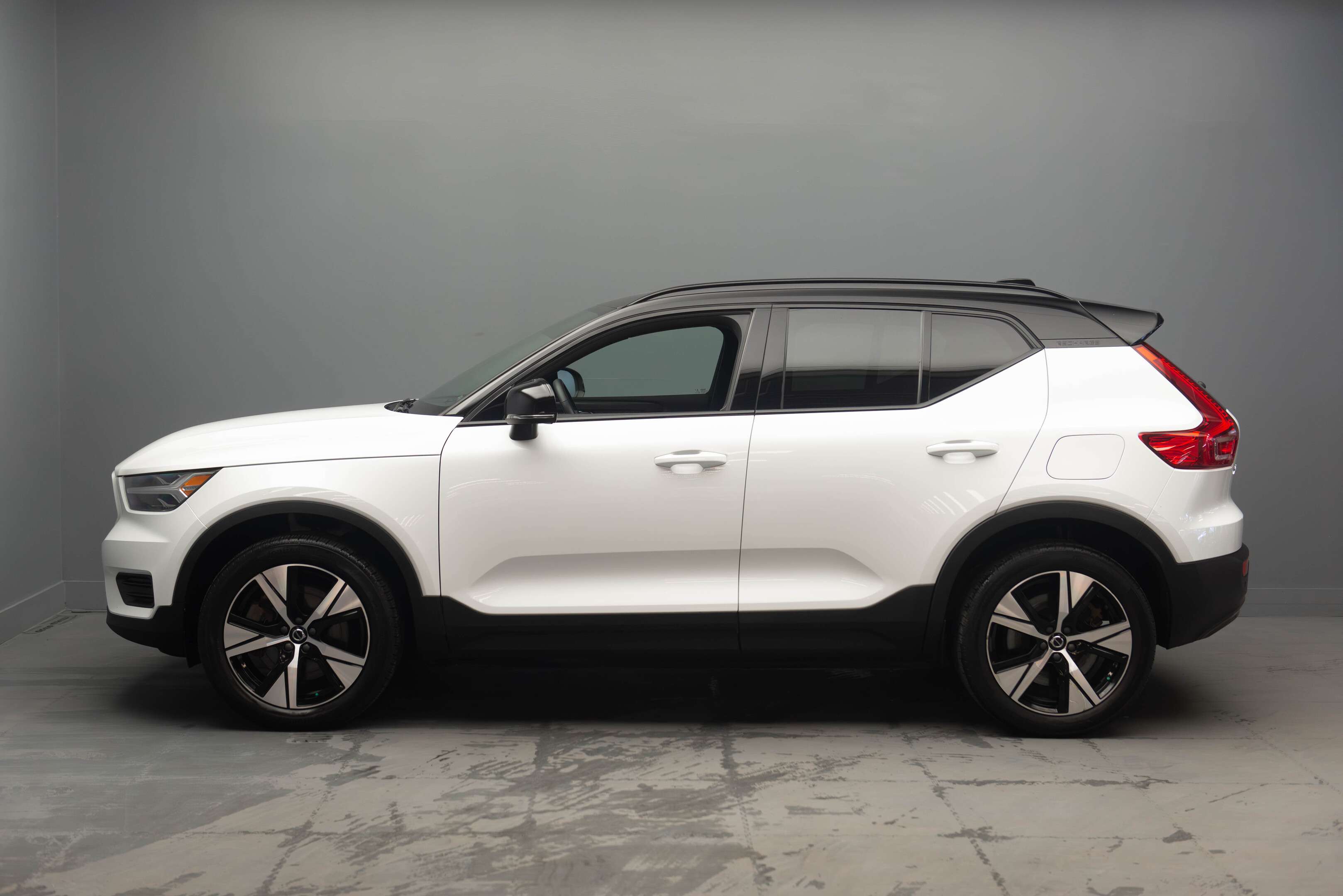 2022 Volvo XC40 P8 eAWD Core alt 2