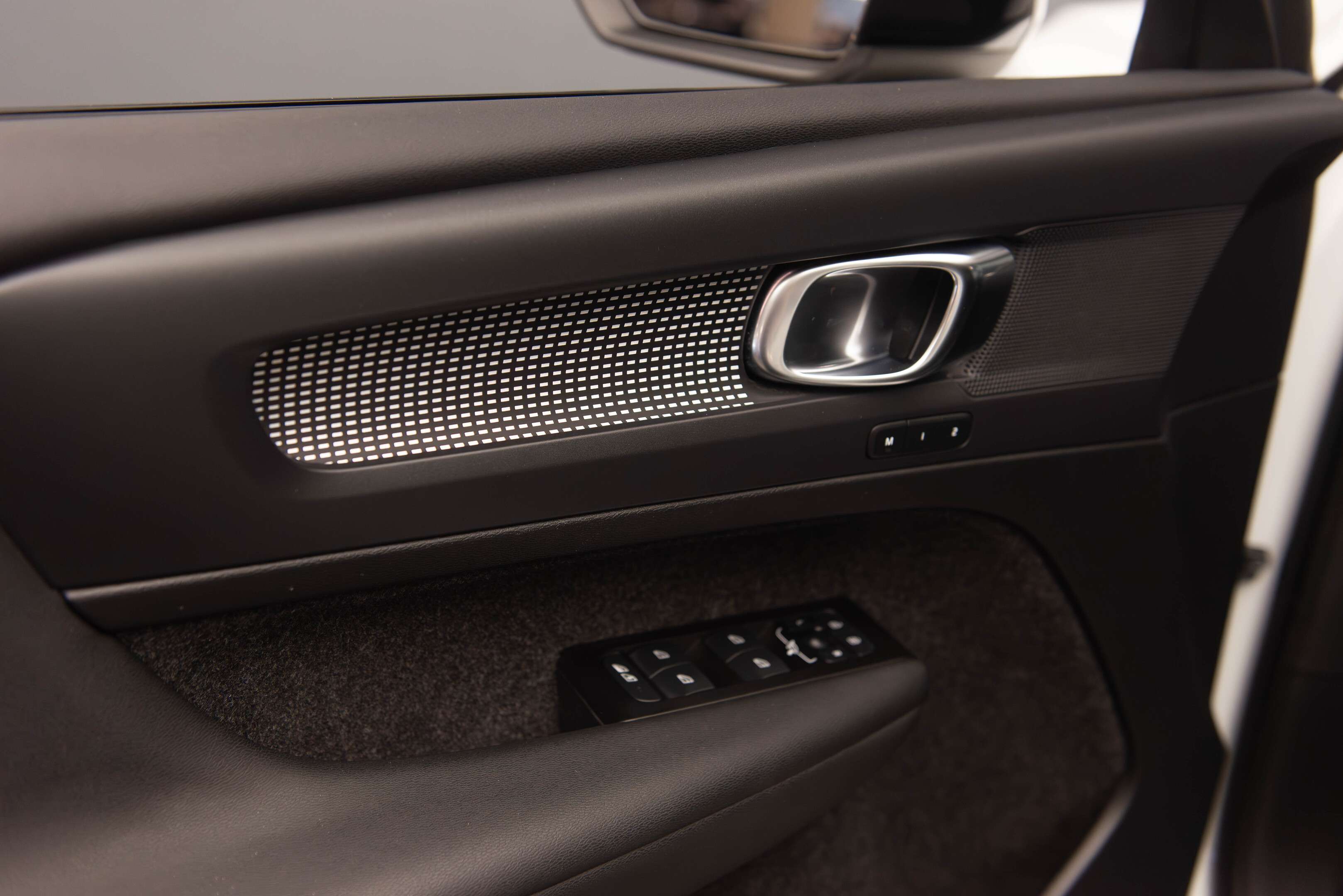 2022 Volvo XC40 P8 eAWD Core thumb 13