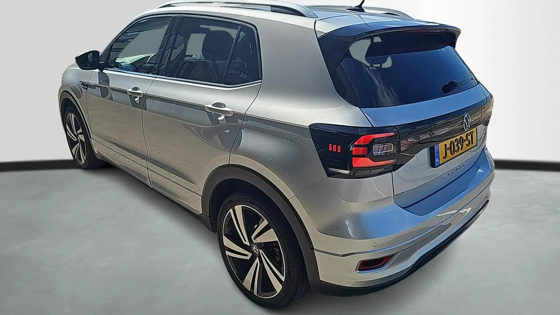 Volkswagen T-Cross 1.0 TSI Automaat R-Line | Camera | stoelverwarming Grijs - 2