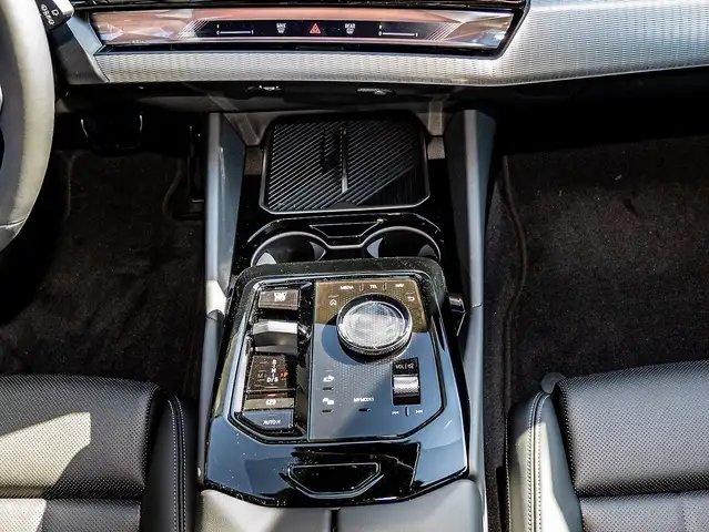 BMW 5 Series view 8