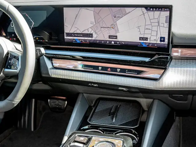 BMW 5 Series view 6
