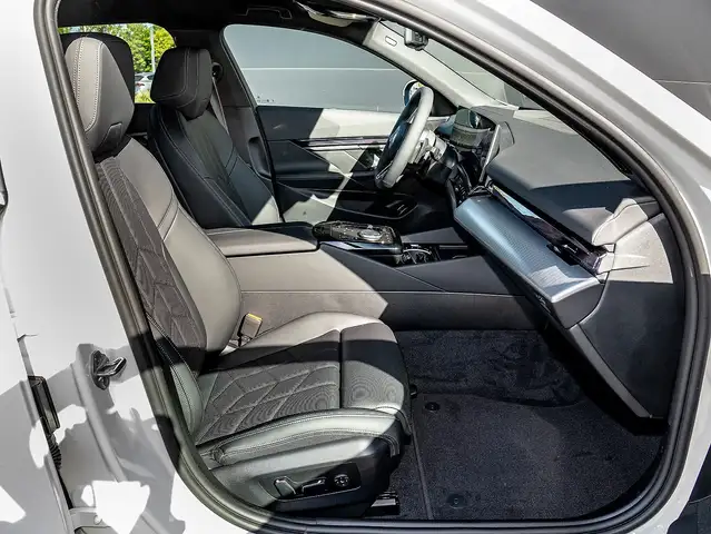 BMW 5 Series view 4