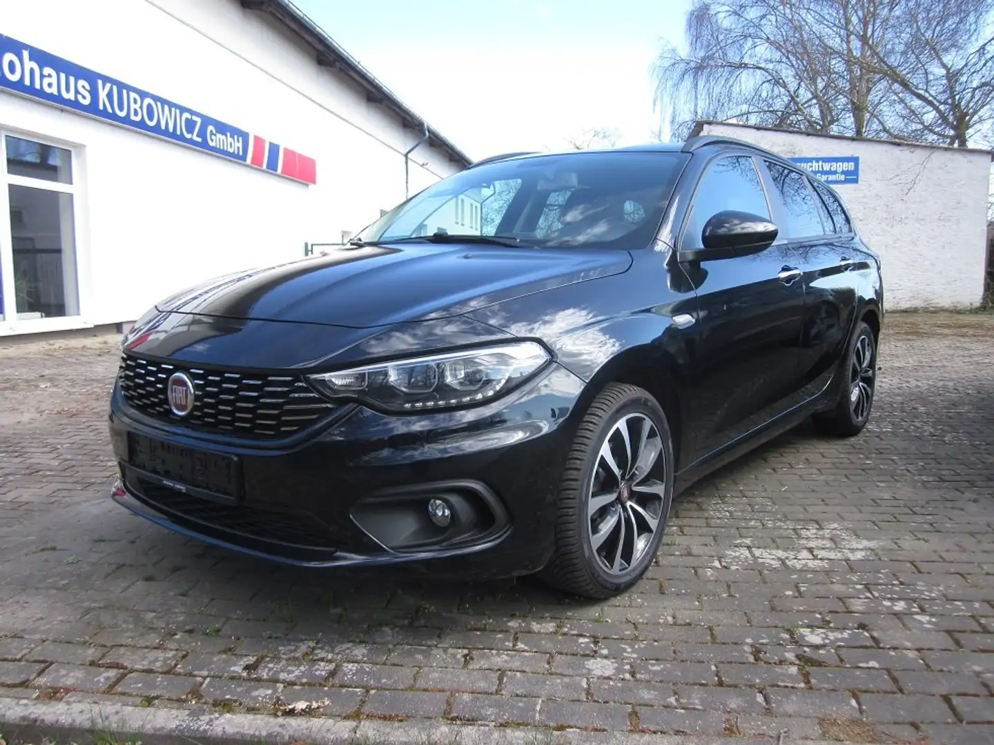 Fiat Tipo Lounge Schwarz - 1