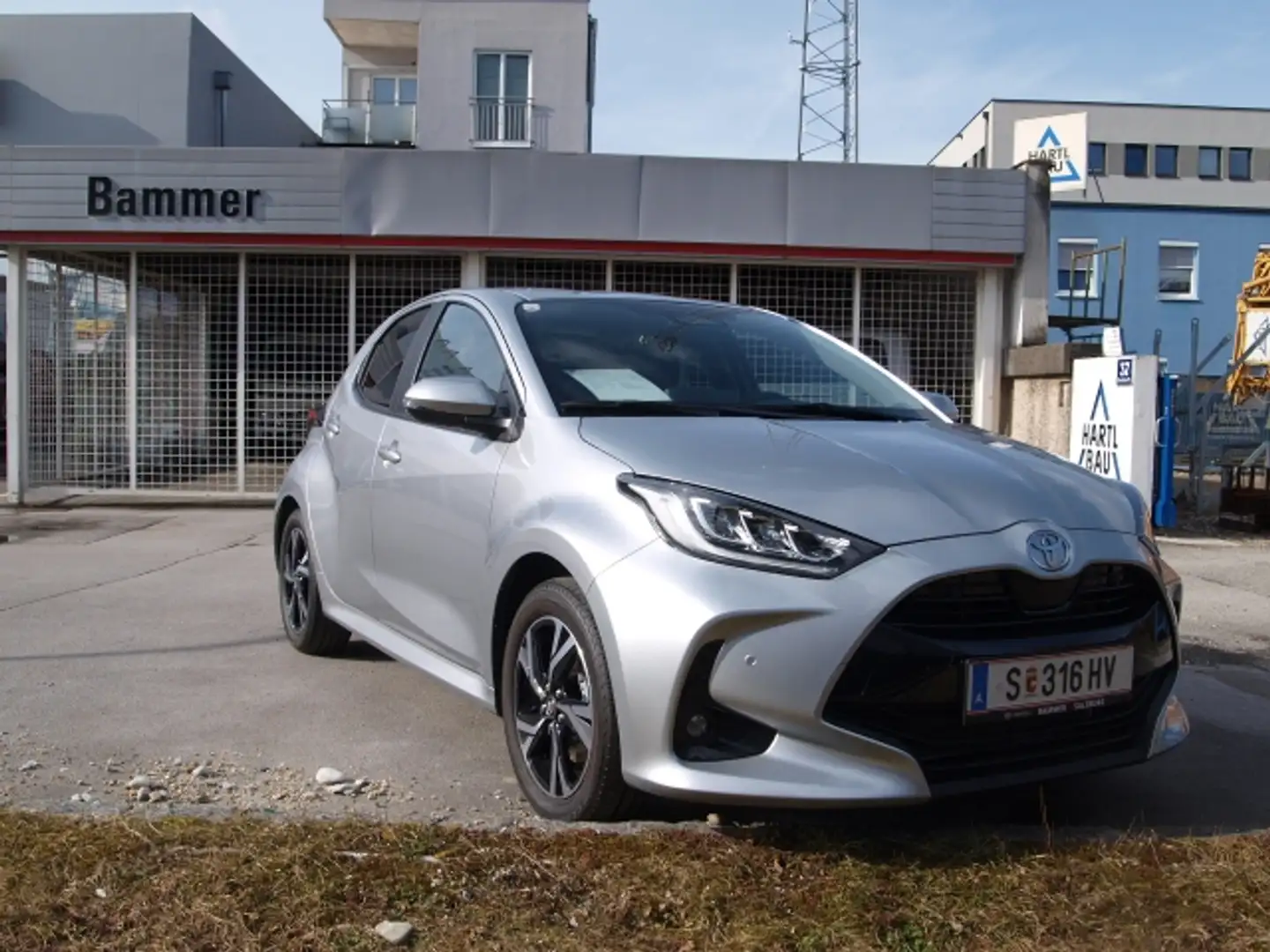 Toyota Yaris Yaris 1,5l, HSD ACTIVE DRIVE + Comfort + Safety Silber - 1