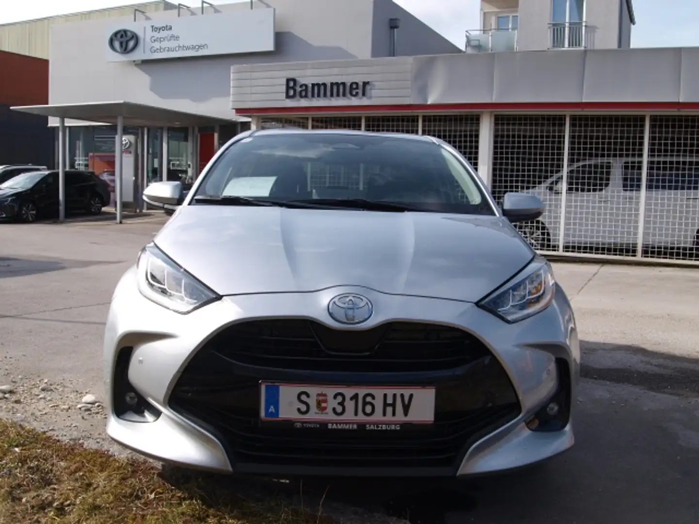 Toyota Yaris Yaris 1,5l, HSD ACTIVE DRIVE + Comfort + Safety Silber - 2
