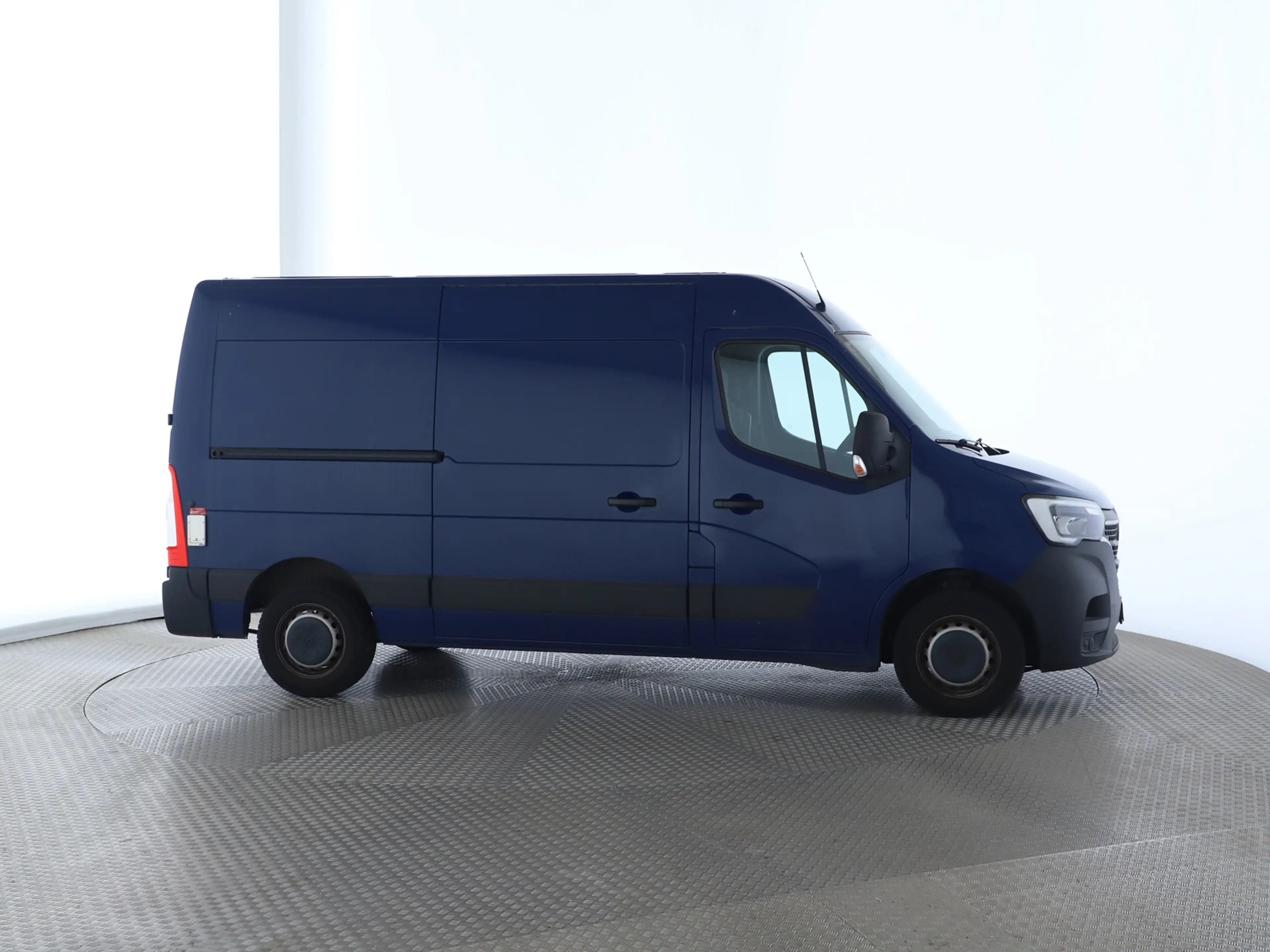 Renault Master 2.3 DCI 180 L2H2 3,5t — photo 7
