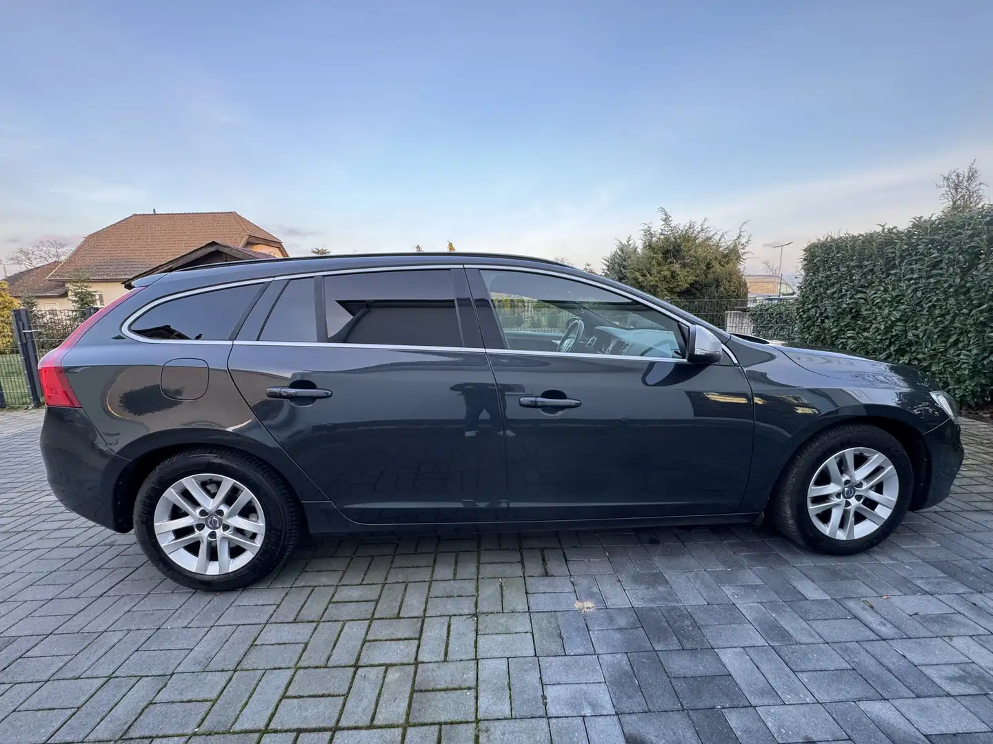 Volvo V60 D4 R-Design - 1