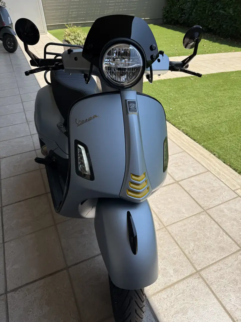 Vespa GTS Super Tech 300 grigio delicato opaco - 2