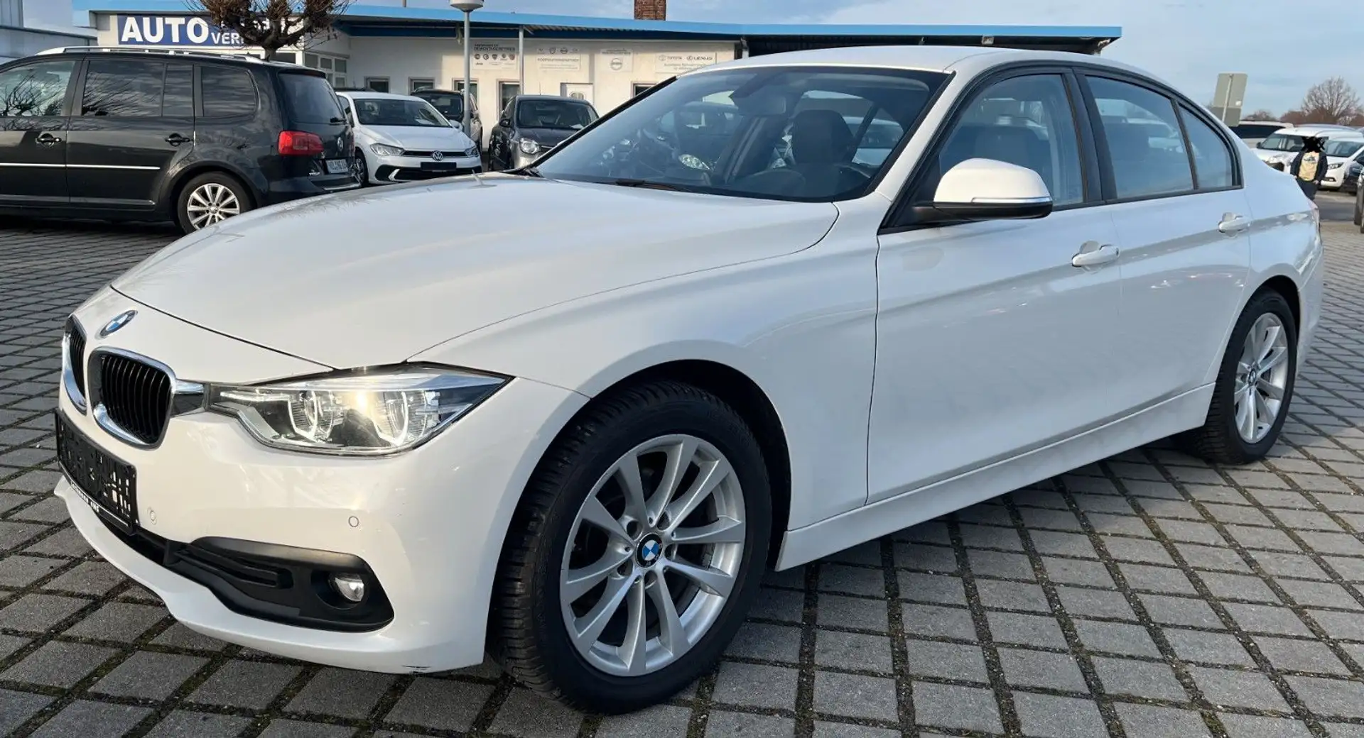 BMW 318 d Lim. LED|Park|SHZ|Navi|RFK Blanco - 2