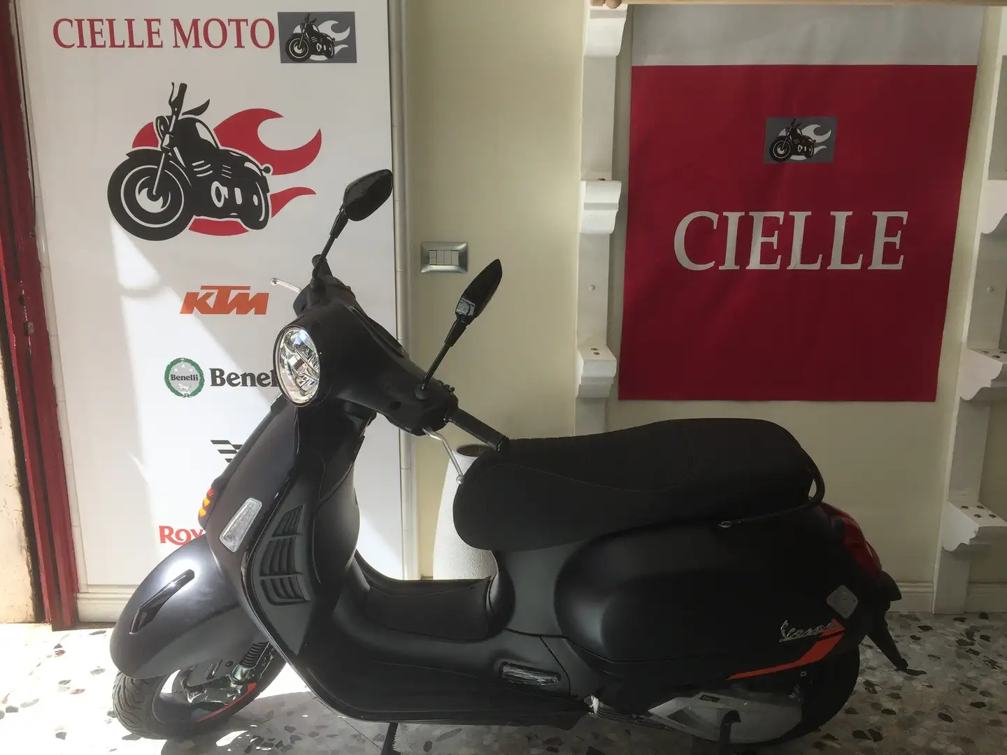 Piaggio GTS 300 GTS hpe 310 Sport Czarny - 1
