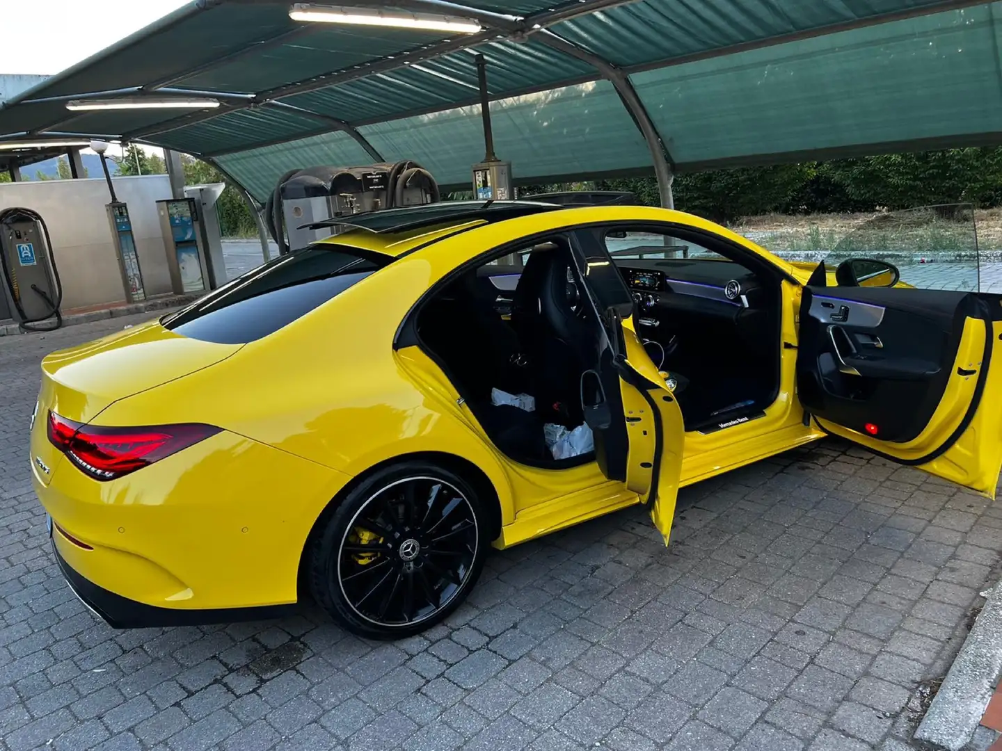 Mercedes-Benz CLA 180 Coupe d allestimento premium AMG auto Żółty - 2