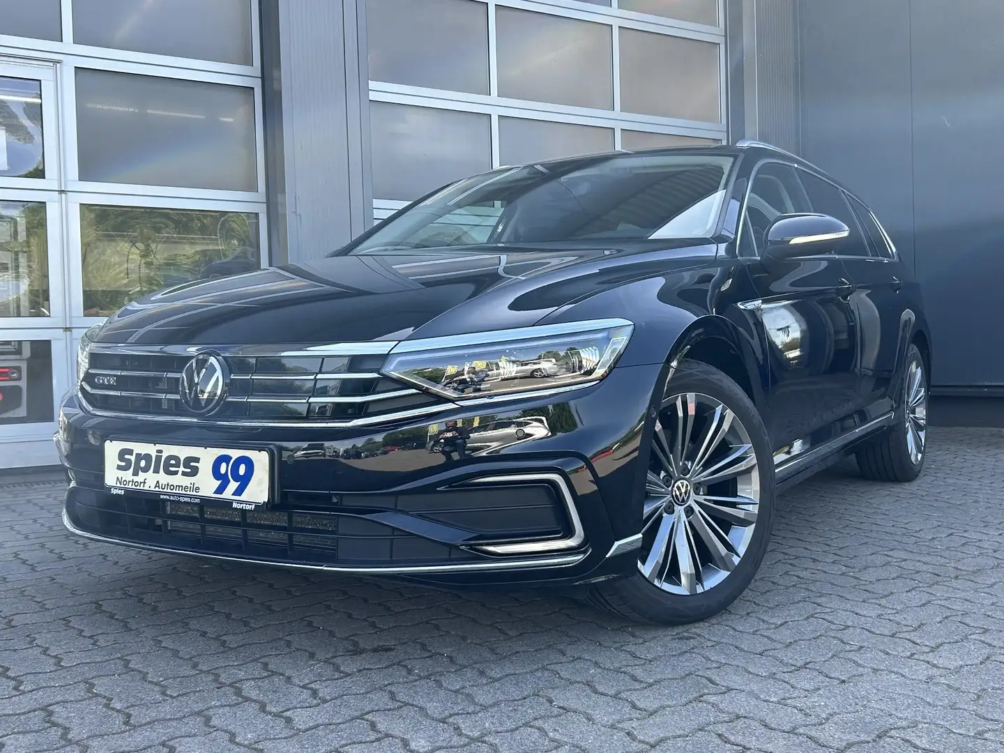 Volkswagen Passat Variant GTE Hybrid Shz AHK Navi Massage Zwart - 2