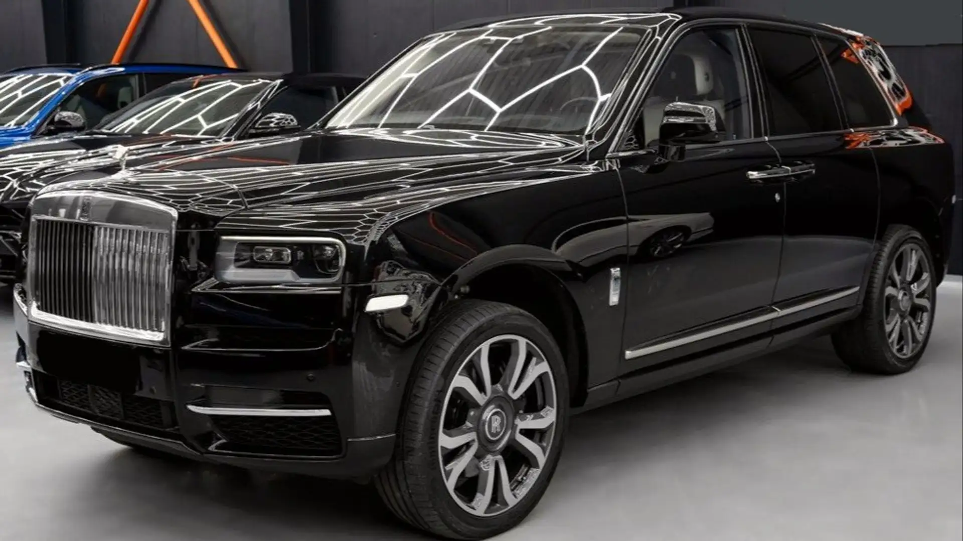 Rolls-Royce Cullinan crna - 2