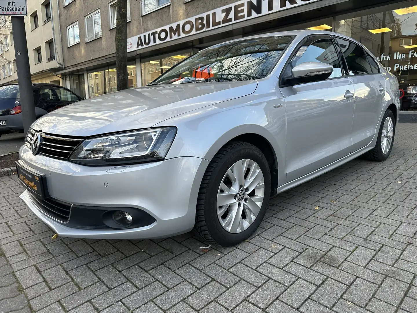 Volkswagen Jetta Life BMT 1.6 TDI *Navi*Xenon*Sitzhzg.*Tempomat* Silber - 1
