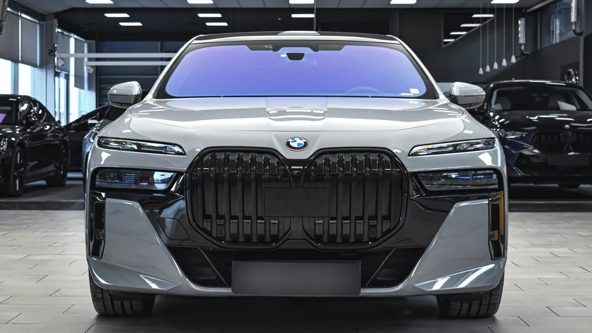 BMW 740 d xDrive M Sport Mild Hybrid Sportautomatic Grau - 1