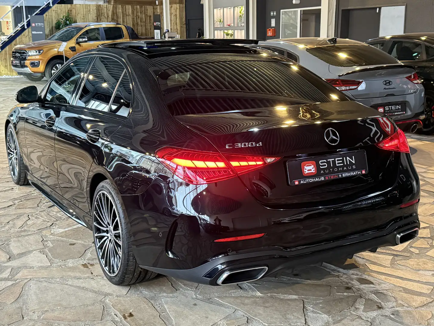 Mercedes-Benz 300 d AMG Line  Pano ACC R-Cam Ambiente Schwarz - 2