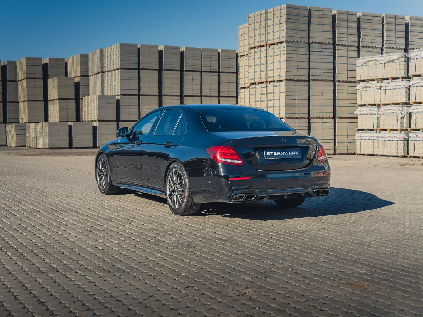 Mercedes-Benz E 200 4Matic Aut. / BURMESTER HIGH END SUBWOOFER / 1. HAND / AMG UMBAU Schwarz - 2