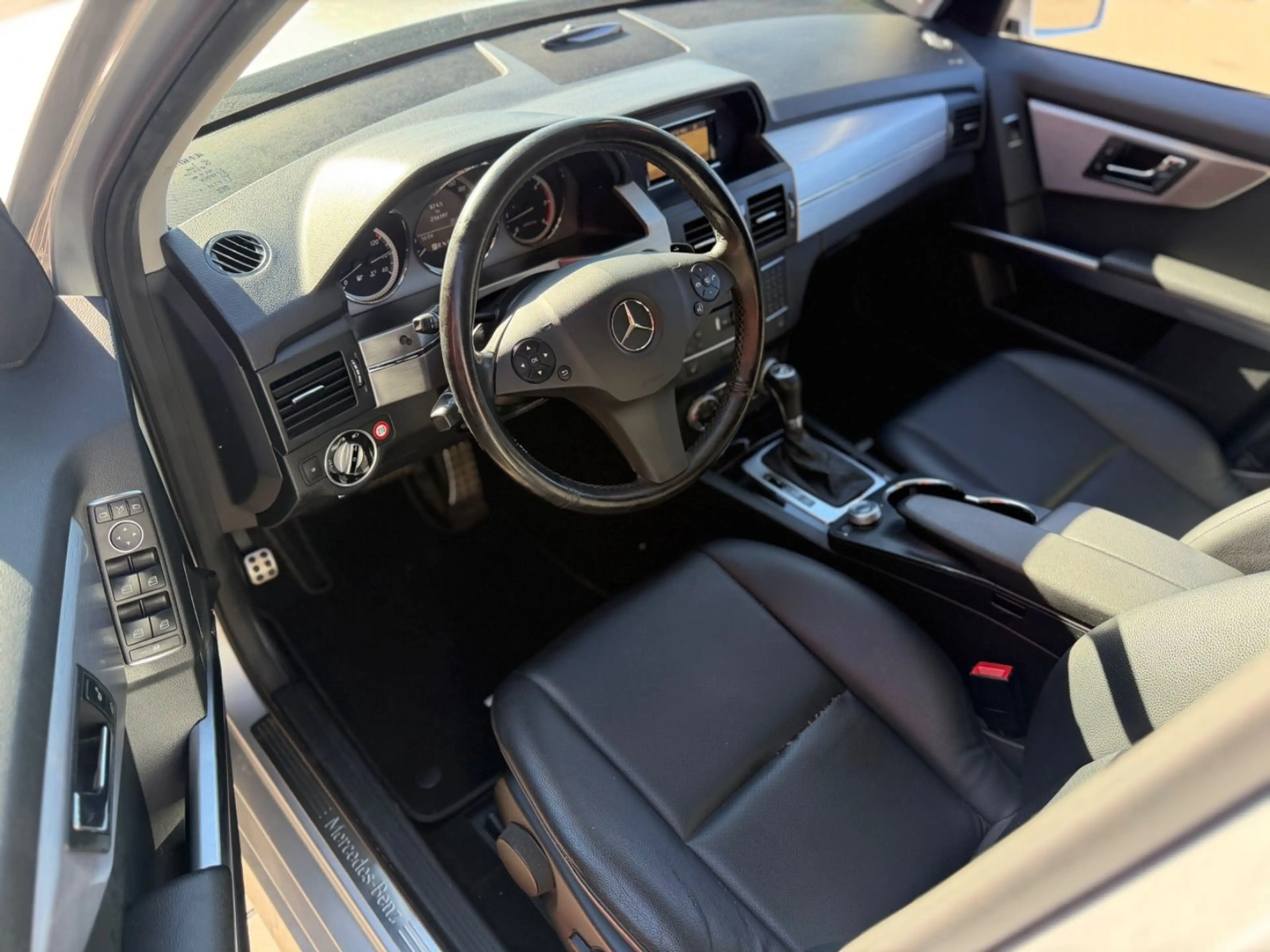 Mercedes-Benz GLK 200 AMG AUTOMATIK XENON LEDER TEMP 1HAND — photo 14