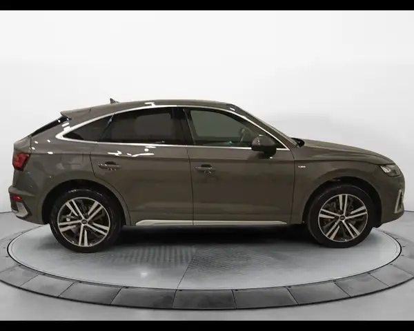Audi Q5 view 4
