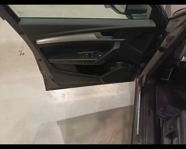 Audi Q5 view 12
