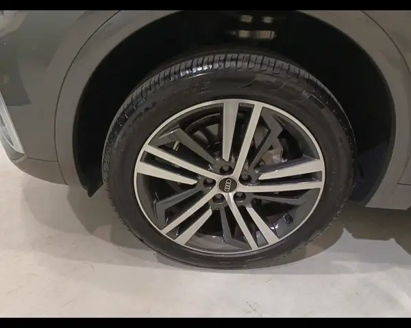 Audi Q5 view 9