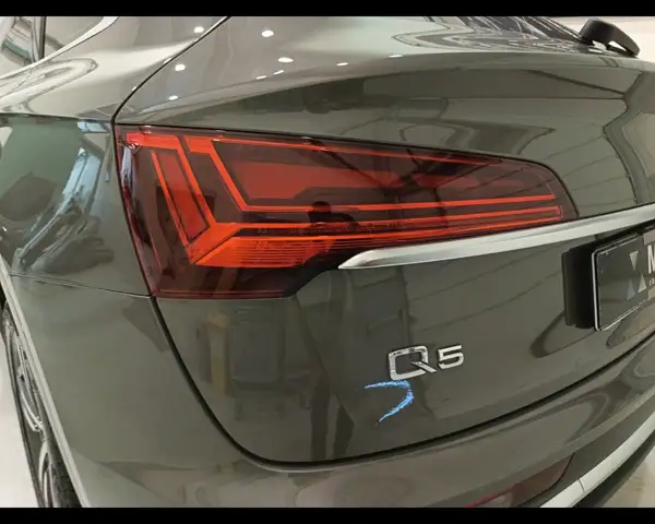 Audi Q5 view 11