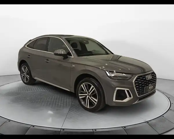 Audi Q5 view 3