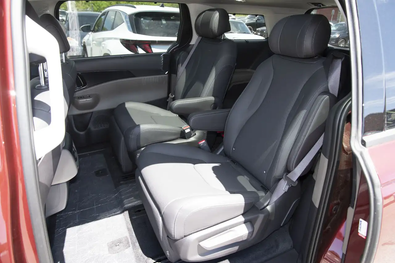 Kia Carnival снимка Kia Carnival