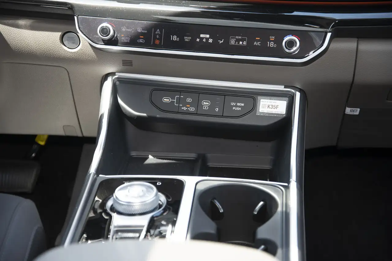 Kia Carnival снимка Kia Carnival