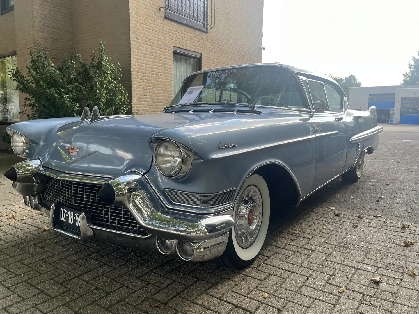 Cadillac Series 62 Sedan de Ville Hardtop Blau - 1