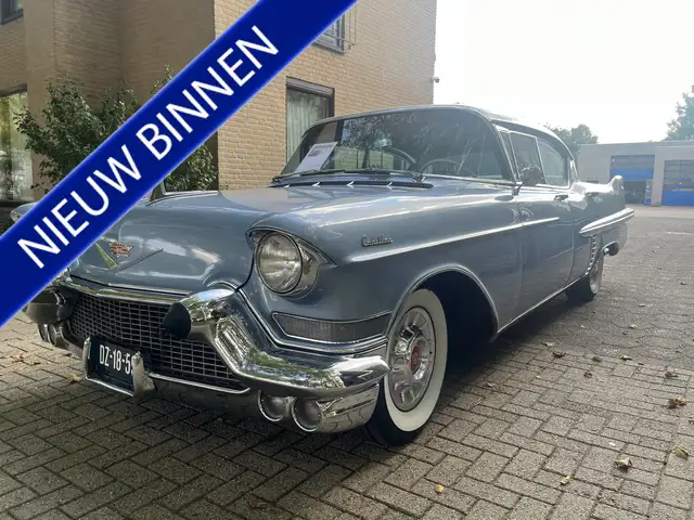 Cadillac Series 62 Sedan de Ville Hardtop