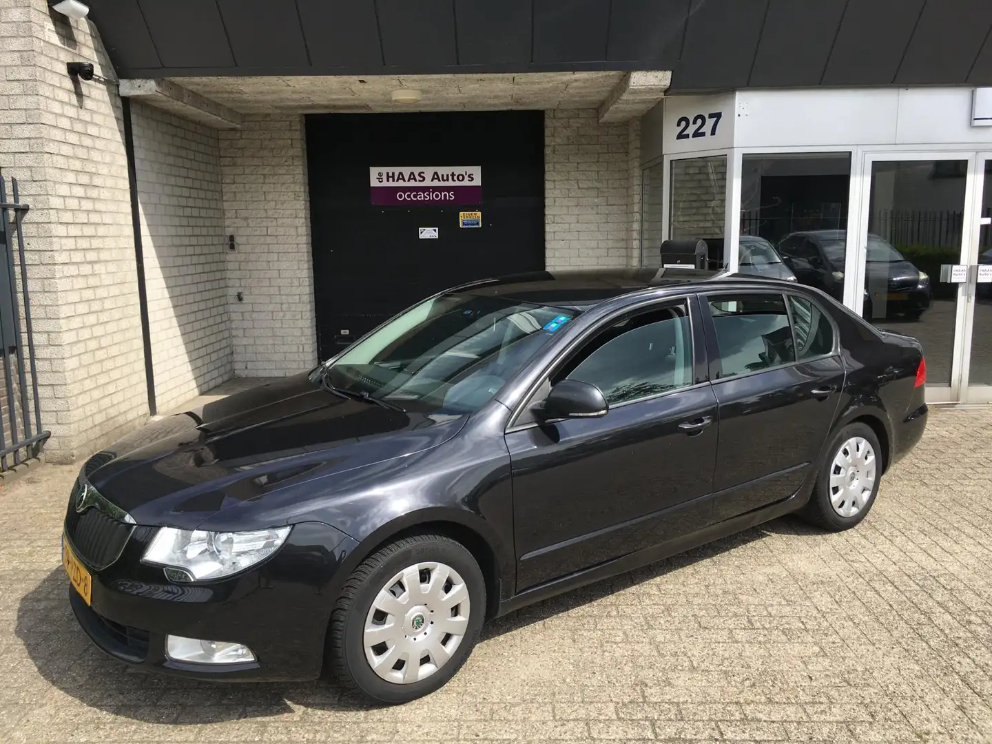 Skoda Superb 1.4 TSI Comfort / APK APRIL 2026 / EURO-5 / TREKHA Zwart - 1