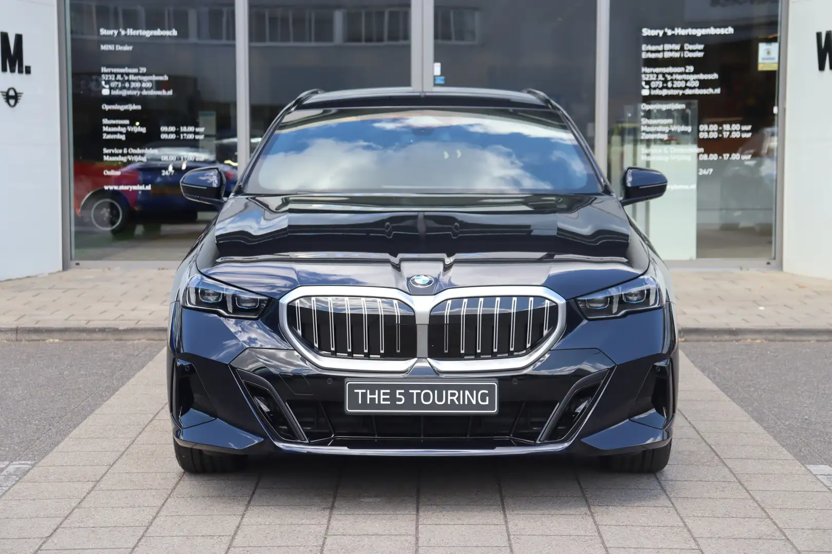 BMW 520 5 Serie Touring 520i M Sport Automaat / Achteruitr Zwart - 2