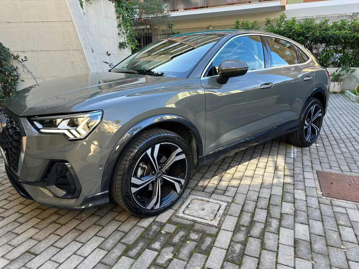 Audi Q3 Sportback 35 2.0 tdi S line edition s-tronic Gris - 1