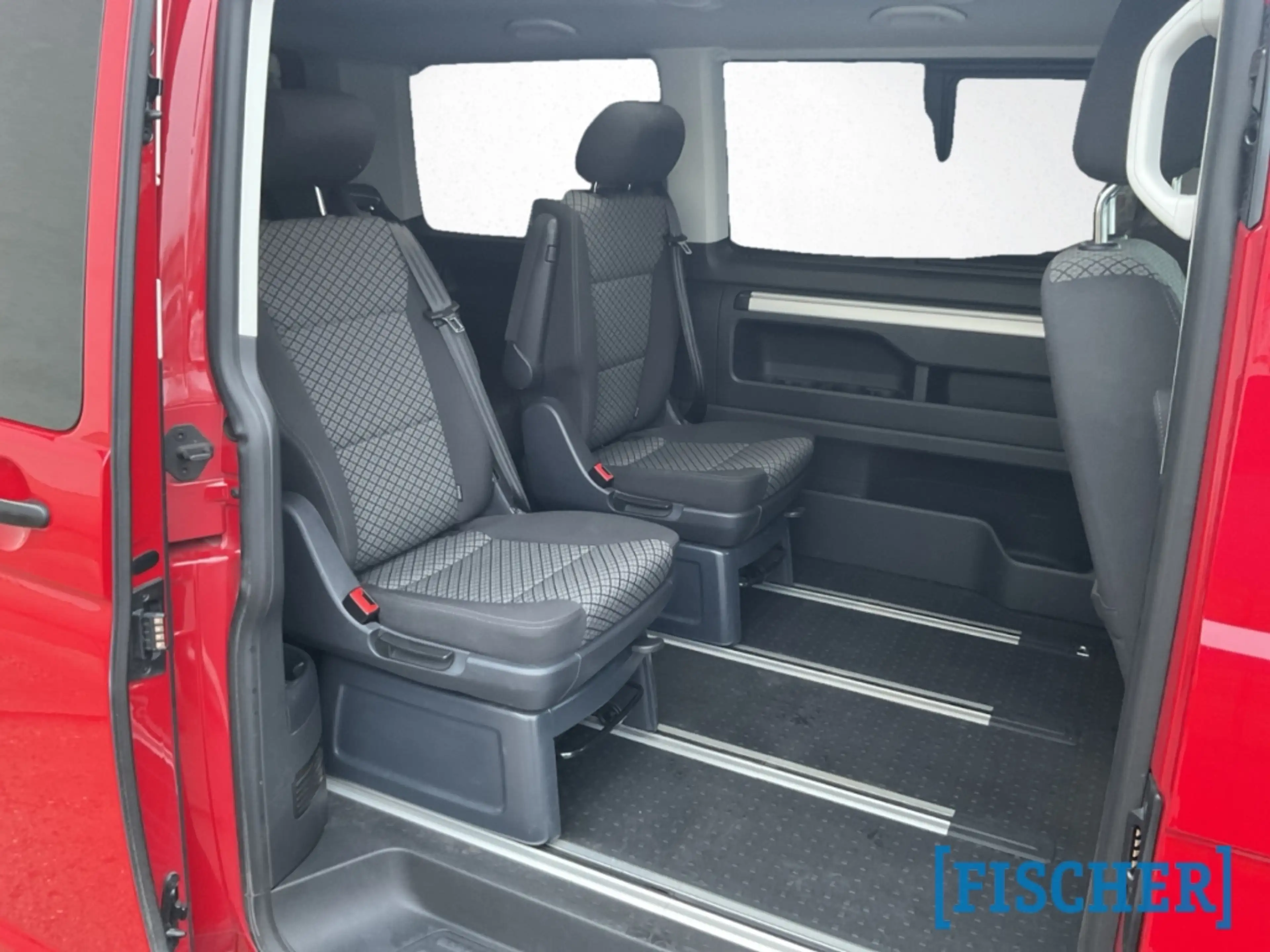 Volkswagen T6.1 Multivan 2.0TDI DSG Family kurz KR Navi SHZ PDC — photo 8