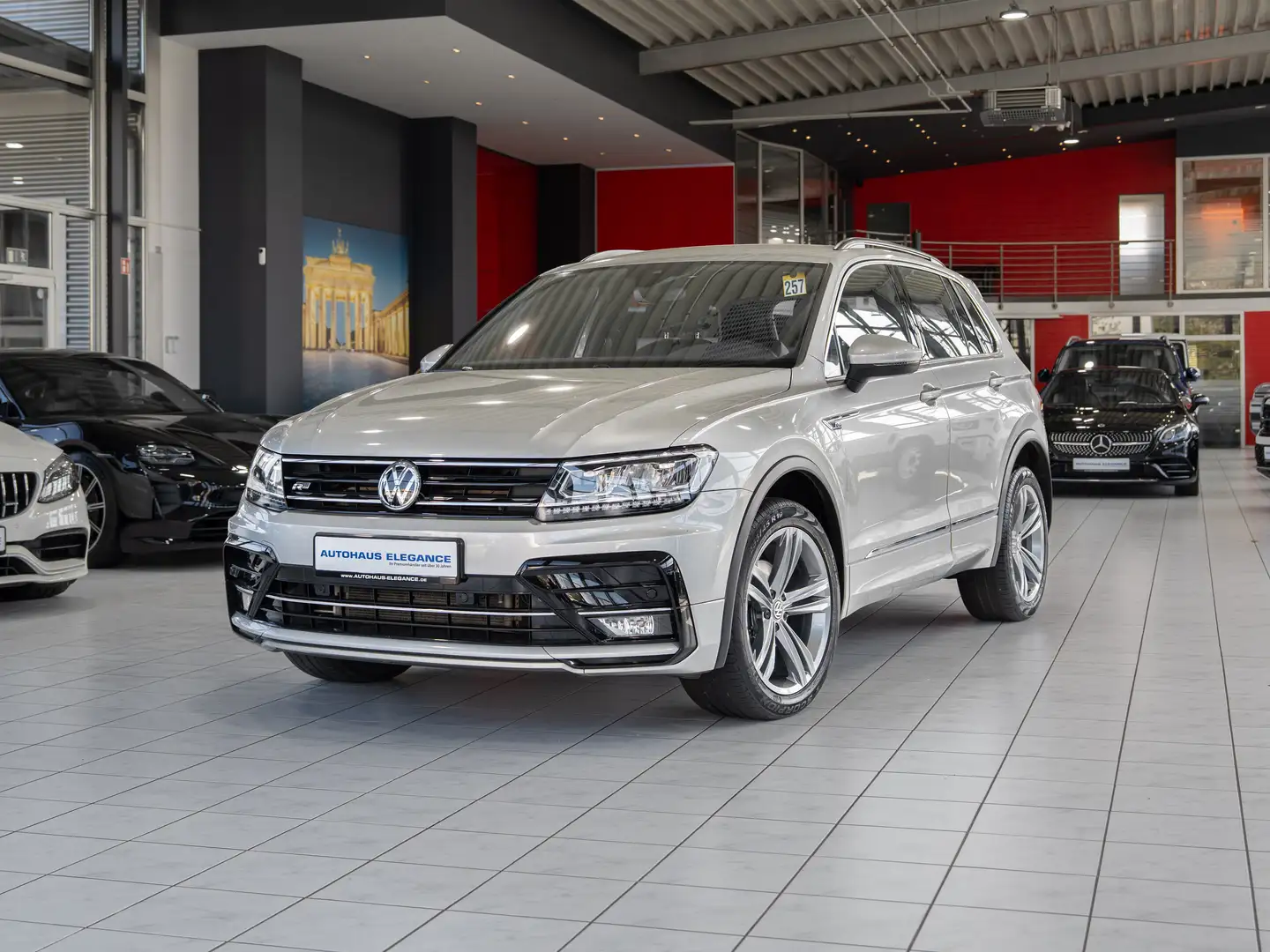 Volkswagen Tiguan Comfortline 4Motion*R-LINE*VIENNA*DSG*AHK Gris - 1