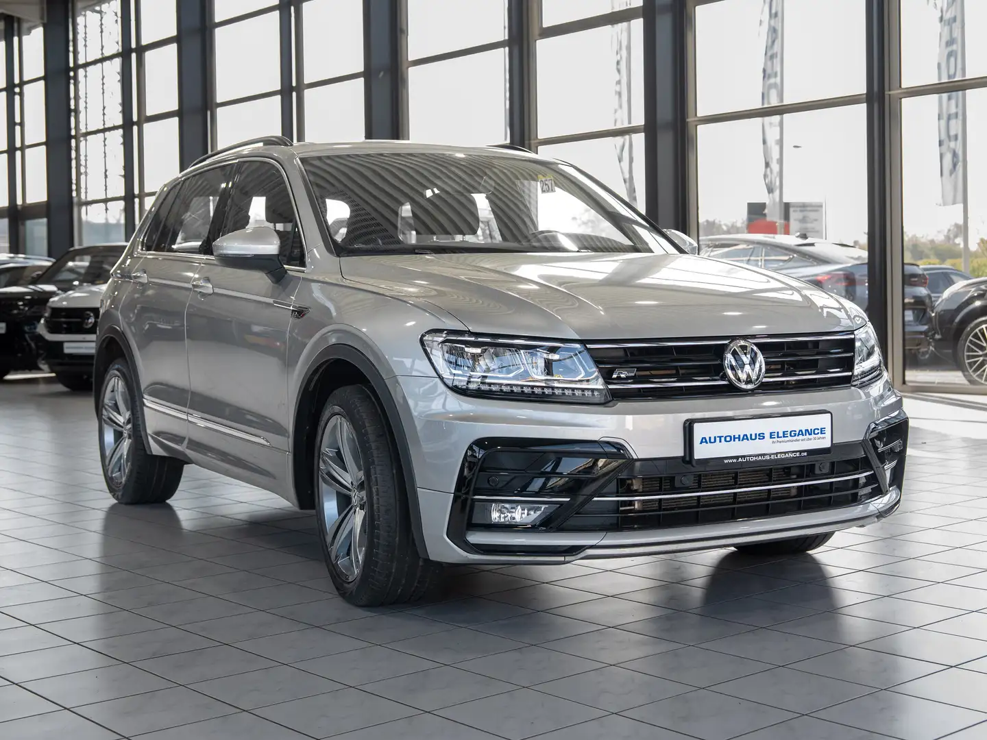 Volkswagen Tiguan Comfortline 4Motion*R-LINE*VIENNA*DSG*AHK Gris - 2