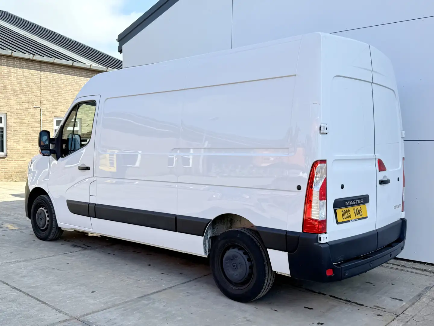 Renault Master T33 2.3 DCI 135PK L2H2 Airco Cruise Control Parkee Wit - 2