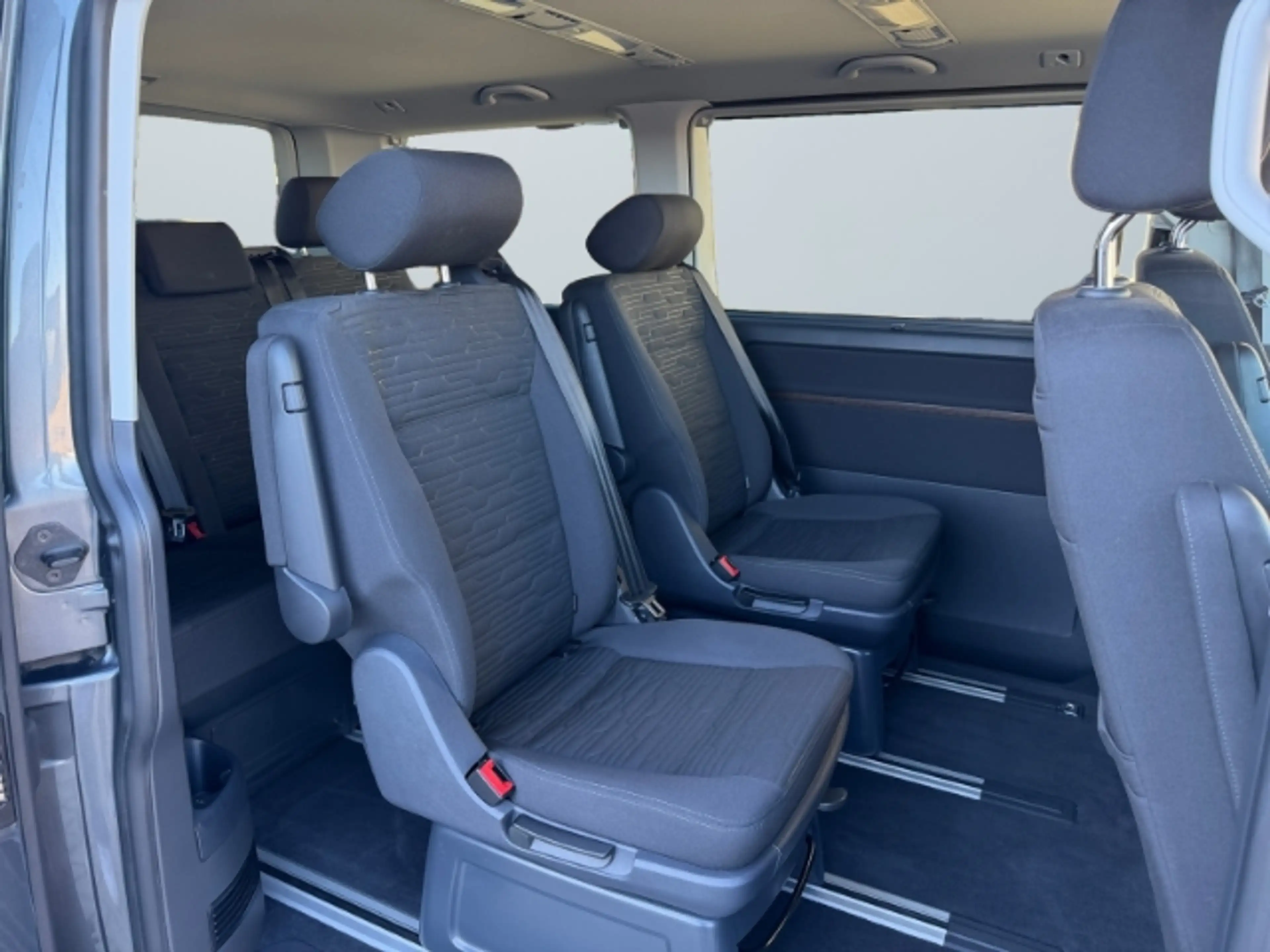 Volkswagen T6.1 Multivan 2.0 TDI DSG 4Motion Comfortline — photo 12
